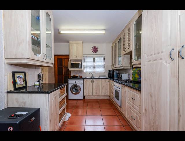 2 BEDROOM APARTMENT TO LET IN LONEHILL